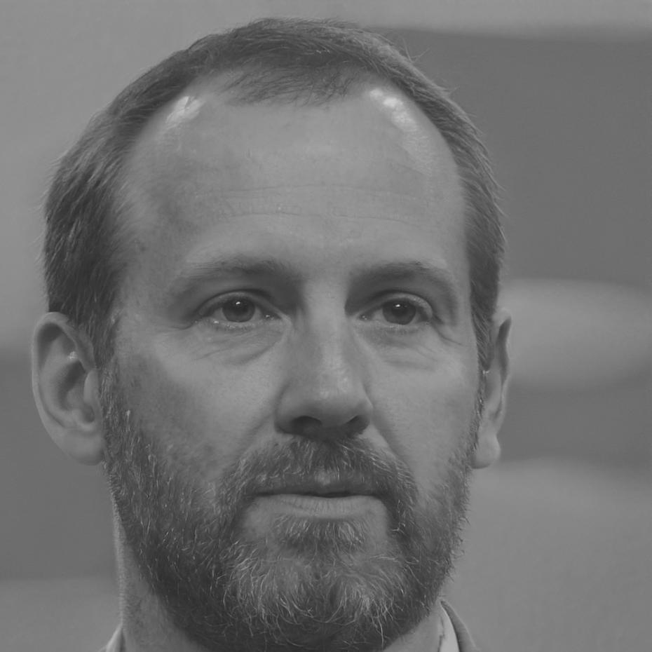 Program instructor with financial planning expertise