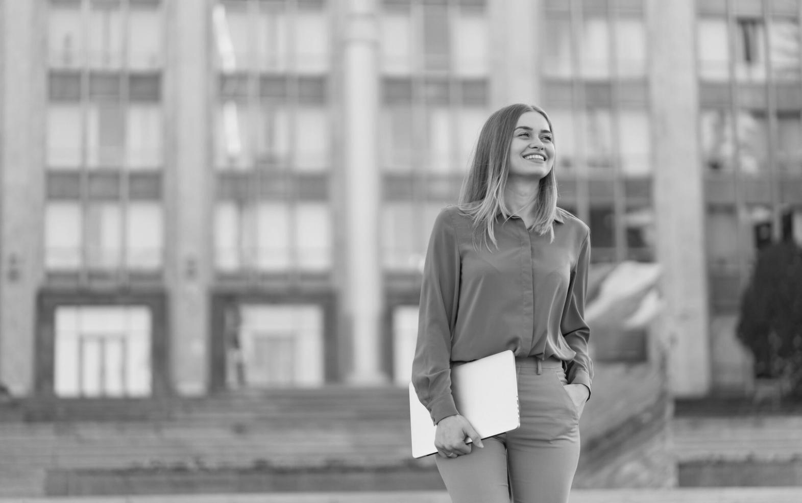Collaborative learning environment with participants engaged in financial planning discussion